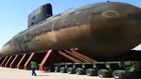 فیلم جابجایی زیردریایی 3200 تنی ارتش با تریلی در بندرعباس 