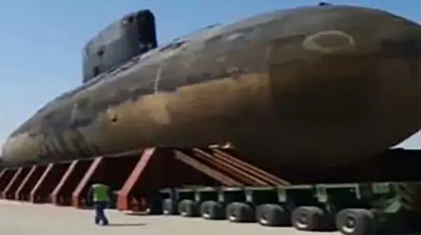 فیلم جابجایی زیردریایی 3200 تنی ارتش با تریلی در بندرعباس 