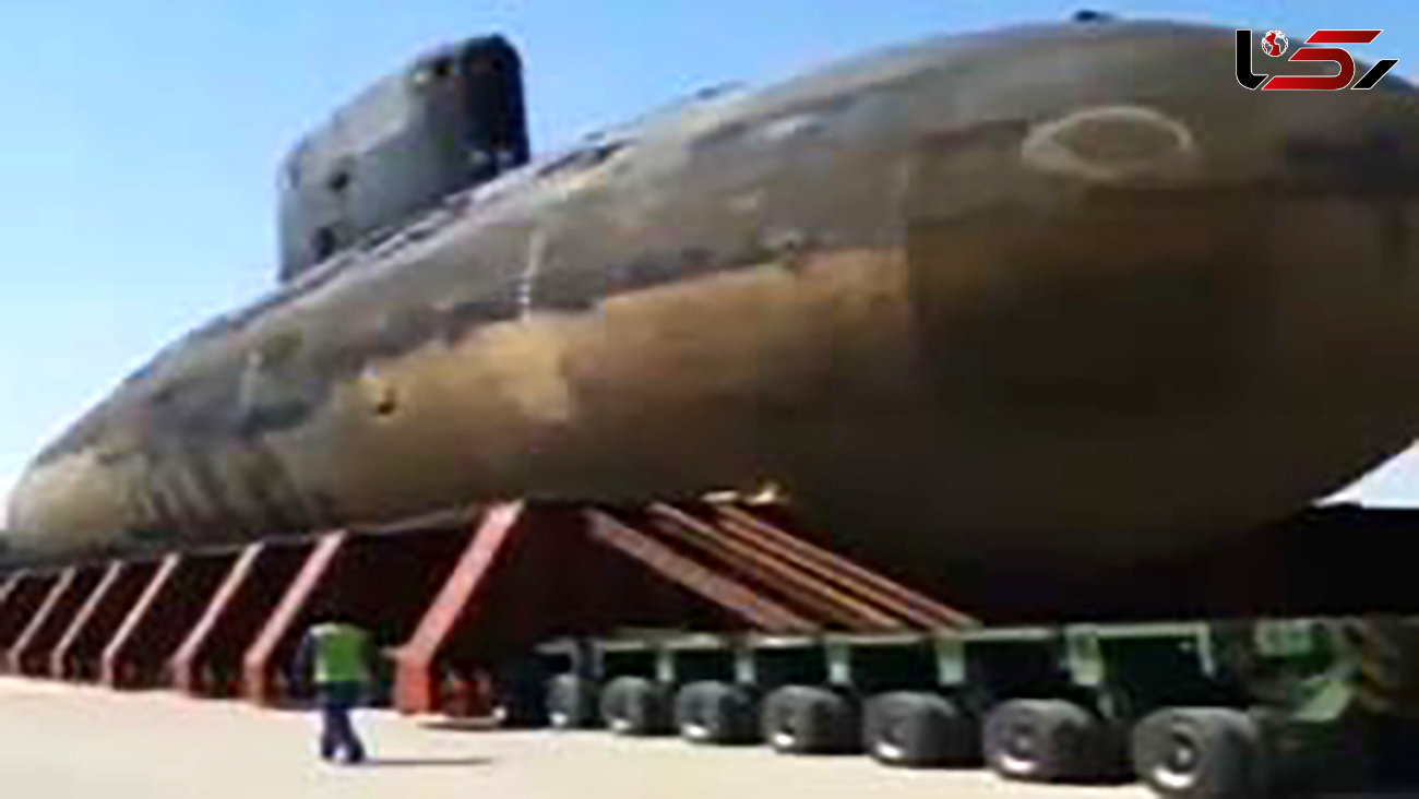 فیلم جابجایی زیردریایی 3200 تنی ارتش با تریلی در بندرعباس 