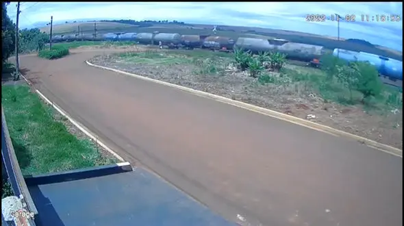 فیلم وحشتناک از لحظه خارج شدن قطار از ریل / همه واگن ها تخریب شدند