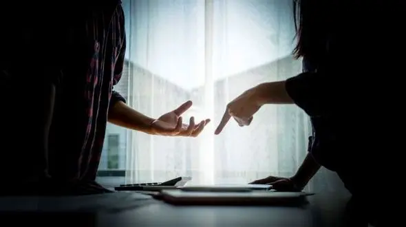 چرا بدبینی به همسر ایجاد می شود و چه آسیب هایی دارد؟