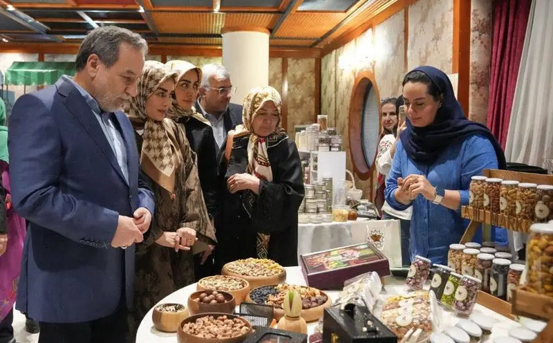 بازدید عراقچی و همسرش از نمایشگاه خیریه انجمن دیپلماتیک بانوان