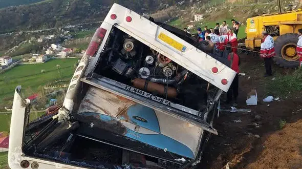 23 کشته و زخمی در واژگونی هولناک اتوبوس در گیلان + جزییات و عکس