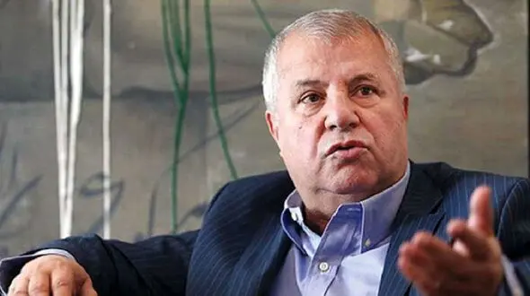 عکسی از علی پروین پیشکشوت فوتبال ایران به همراه دخترانش