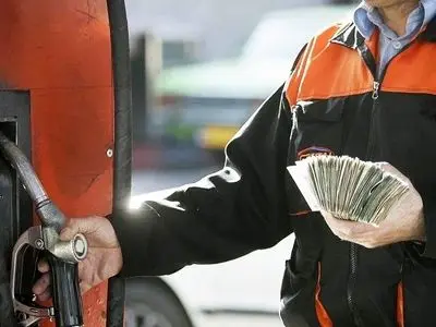 نماینده مجلس: قاچاق و پولشویی با تراکنش های میلیاردی در پمپ بنزین ها / جایگاه‌داران: با جمع‌ آوری کارت‌ های آزاد موافق هستیم