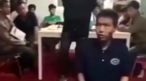 لحظه کتک زدن وحشیانه کارمند توسط مدیر دیوانه + فیلم