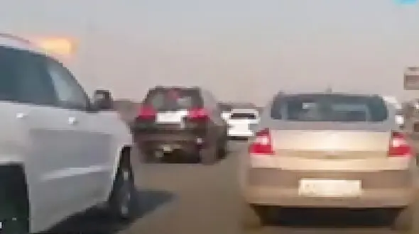 فیلم لحظه هولناک انفجار سیستم صوتی داخل ماشین وسط اتوبان!