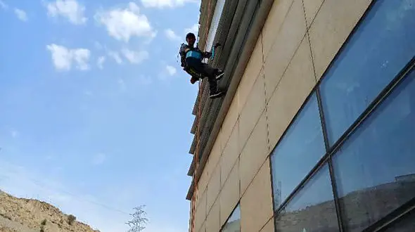 زندگی مرد صخره نورد ایرانی، بالای 35 طبقه های شهر تهران/ تجهیزات کار نماشویی برای ایران تحریم است + فیلم