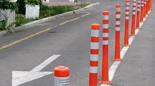 ببینید / اقدام دیوانه‌وار یک راننده در خیابان؛ زیر گرفتن موانع استوانه‌ای! + فیلم