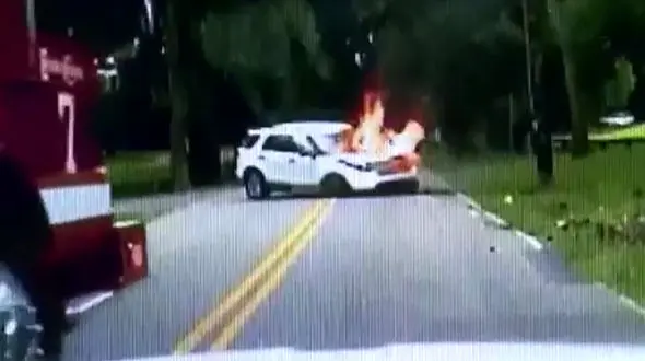 نجات معجزه آسای سرنشینان خودرو از مرگ + فیلم