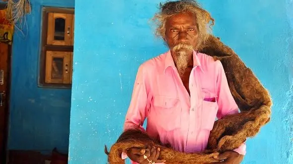 ادعای عجیب مردی که ۴۰ سال مو‌هایش را کوتاه نکرد/ پس از بافته‌شدن خود‌ به‌ خود موهایم این تصمیم را گرفتم+ تصاویر