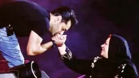 هدیه پر احساس رضا بهرام به تمامی مادران به مناسبت روز مادر!؛ دانلود آهنگ دلنشین و پرطرفدار «مادر» از رضا بهرام/جوونیت پای من رفته کسی مثل تو نیست مادر من از طوفان نمیترسم تو باشی ناخدا مادر