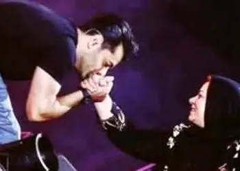 هدیه پر احساس رضا بهرام به تمامی مادران به مناسبت روز مادر!؛ دانلود آهنگ دلنشین و پرطرفدار «مادر» از رضا بهرام/جوونیت پای من رفته کسی مثل تو نیست مادر من از طوفان نمیترسم تو باشی ناخدا مادر