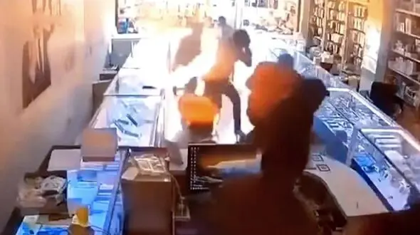 فیلم انفجار موبایل در صورت یک مرد / چین