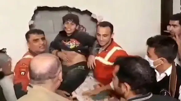 فیلم لحظه نجات پسر 12 ساله تهرانی از شیار بین 2 ساختمان 