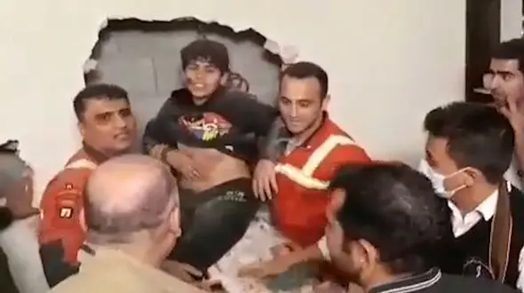 فیلم لحظه نجات پسر 12 ساله تهرانی از شیار بین 2 ساختمان 