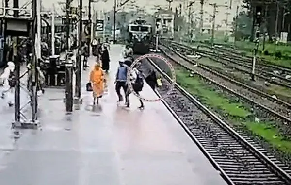 مادر و کودک 3 ثانیه با مرگ دلخراش فاصله داشتند / فیلم نجات از روی ریل + عکس