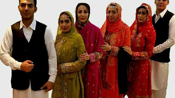 یک شرکت هواپیمایی با لباس محلی پذیرایی می کند+عکس