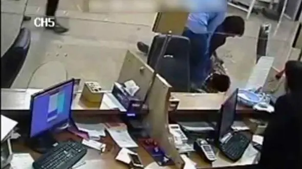 کتک زدن مشتری توسط یک کارمند به خاطر وام در یاسوج + فیلم