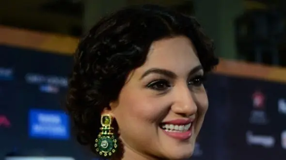 سیلی خوردن بازیگر زن جوان در برنامه زنده تلویزیونی + عکس