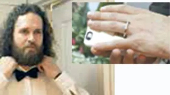 ازدواج با گوشی تلفن هوشمند+عکس داماد و عروس دیجیتالی اش