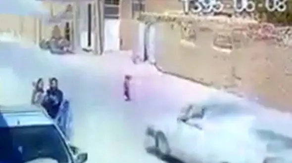 فیلم نجات حیرت انگیز دختر بچه یزدی از یک تصادف شدید + تصاویر