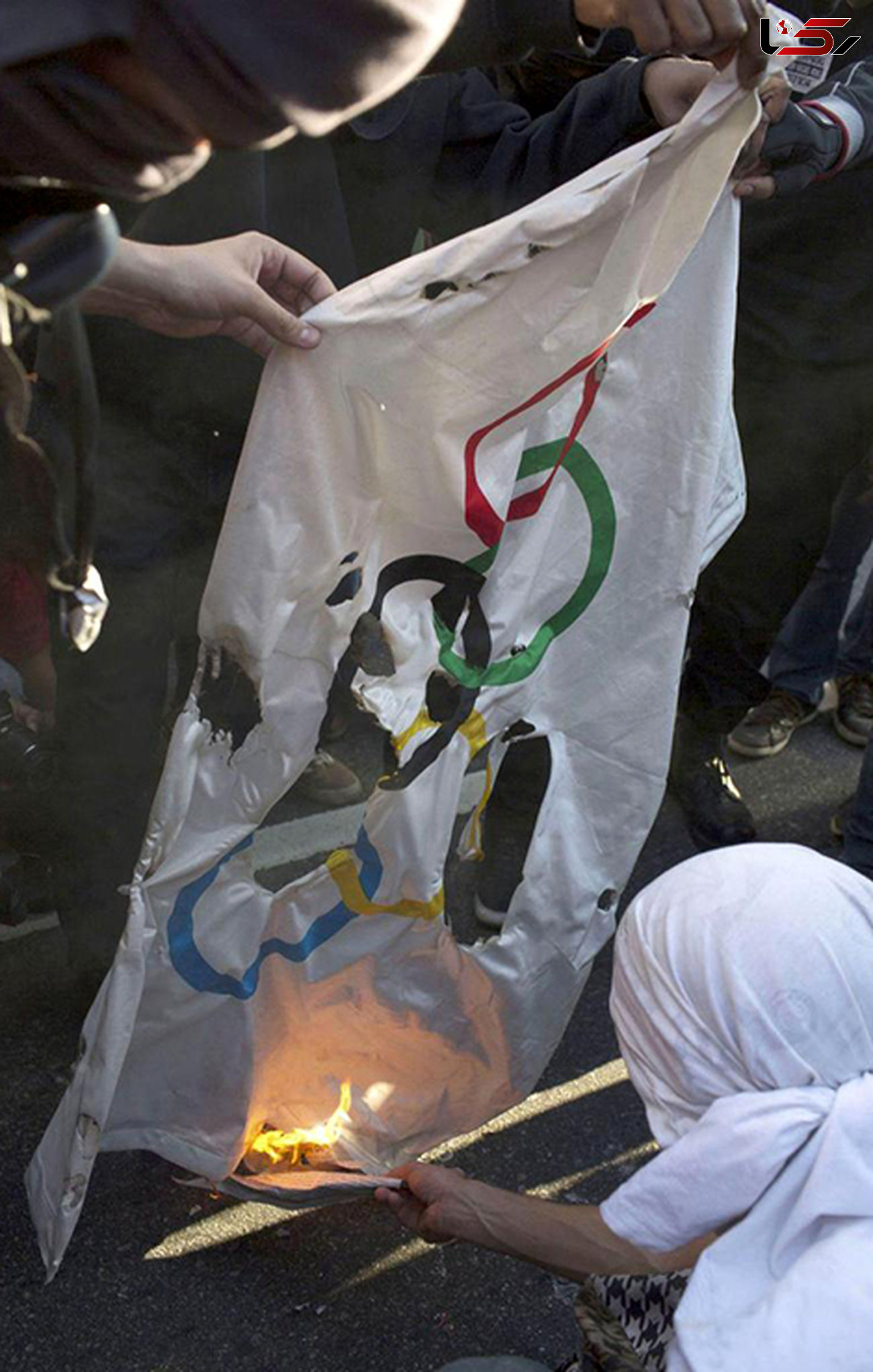 برزیلی ها پرچم المپیک را آتش زدند