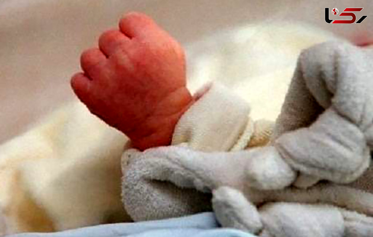 جسد نوزاد تازه متولد شده روی پله های یک خانه