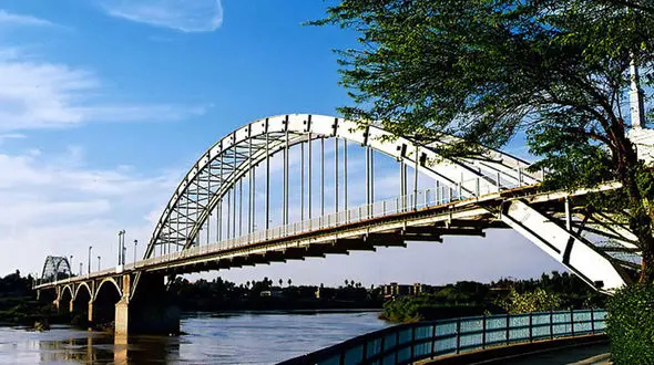 هیاهو برای عکس سلفی یک دختر روی پل 5 اهواز