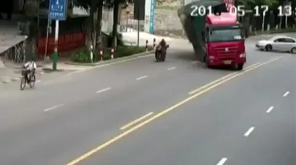 مرد موتور سواری‌ اشتباهی‌ زنده ماند + فیلم و عکس