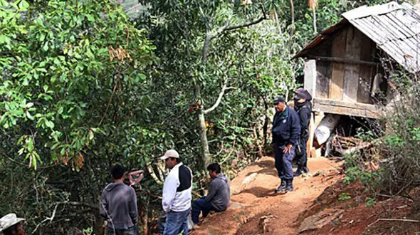 شلیک های مرگبار به 11 عضو خانواده پس از آزارو اذیت هولناک  به دختر بچه 9 ساله+ عکس های محل حادثه