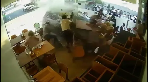 ببینید/ وحشت در رستوران / ورود غیرمنتظره خودرو با فریاد مشتریان + فیلم