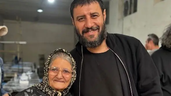 مادرِ جواد عزتی بازیگر سریال وحشی: سیگار بهمن میکشم به هومن گفتم اگه سیگار و چایی من آماده باشه 24 ساعت برات کار می کنم