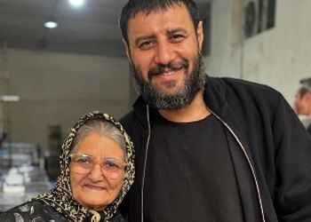 مادرِ جواد عزتی بازیگر سریال وحشی: سیگار بهمن میکشم به هومن گفتم اگه سیگار و چایی من آماده باشه 24 ساعت برات کار می کنم
