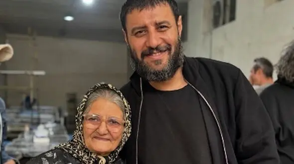 مادرِ جواد عزتی بازیگر سریال وحشی: سیگار بهمن میکشم به هومن گفتم اگه سیگار و چایی من آماده باشه 24 ساعت برات کار می کنم
