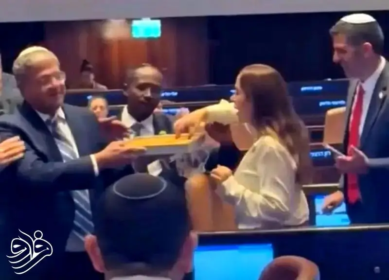 «ایتمار بن گویر»، وزیر امنیت داخلی اسرائیل در مجلس اسرائیل شیرینی پخش کرد.