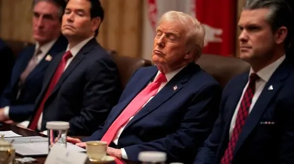 کابینه در حال بحث، ترامپ در حال چرت!