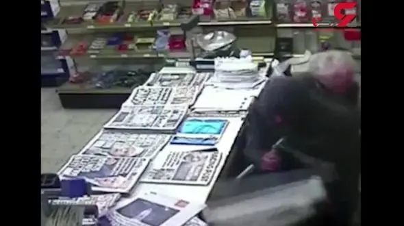 لحظه درگیری پیرزن ۸۲ ساله با سارق مغازه‌اش!+فیلم