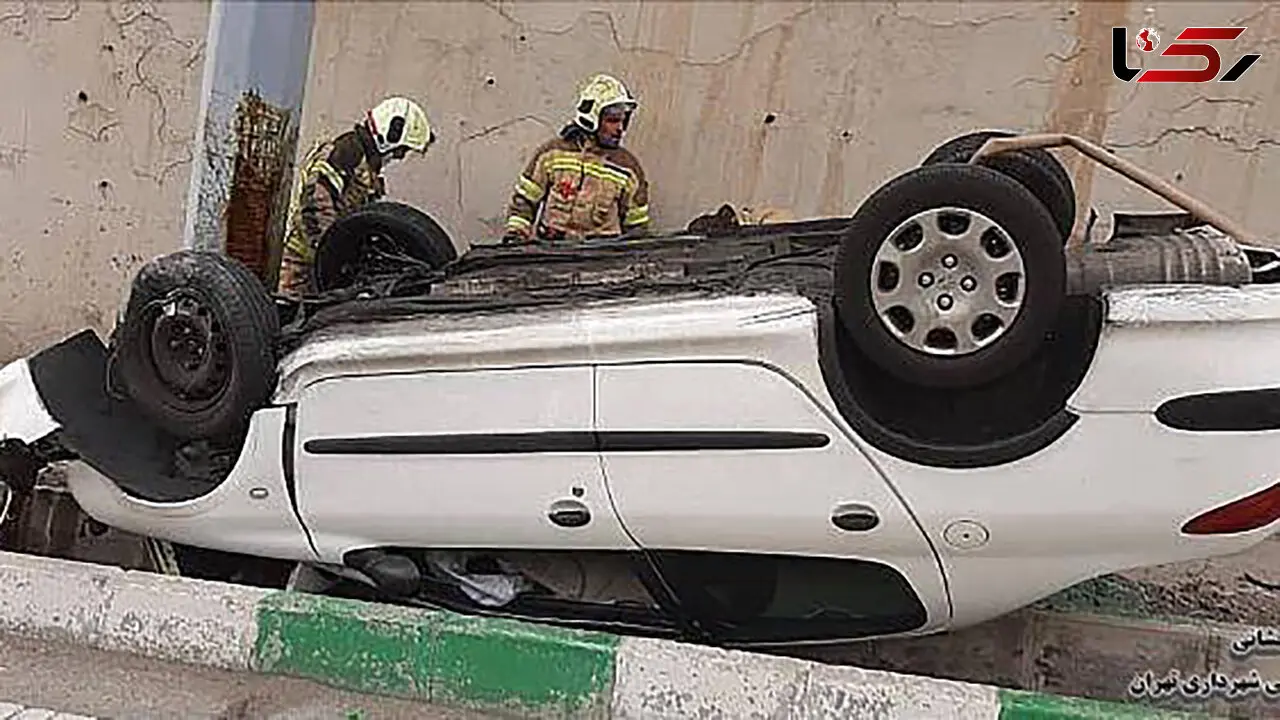 تصادف هولناک پژو با تابلوی راهنمای مسیر در بزرگراه بابایی