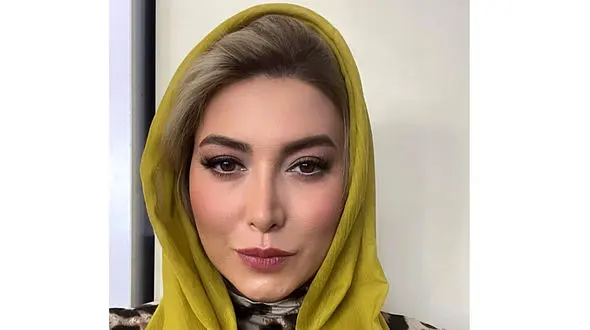 فیلم زننده از عرض اندام فریبا نادری در اتاق خواب! / لباس ناجور و رفتار عجیب خانم بازیگر!