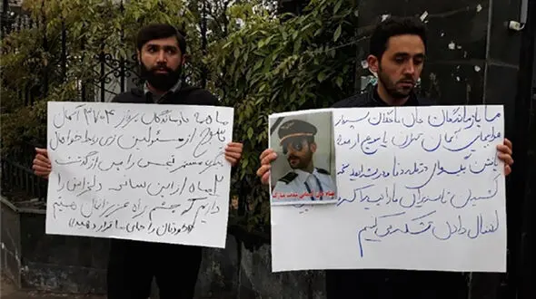 تجمع خانواده‌های جانباختگان سانحه هوایی یاسوج مقابل هلال احمر