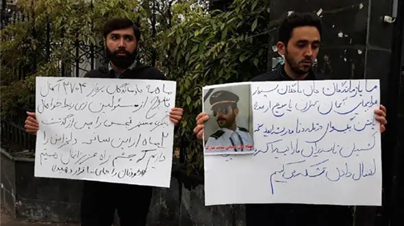 تجمع خانواده‌های جانباختگان سانحه هوایی یاسوج مقابل هلال احمر