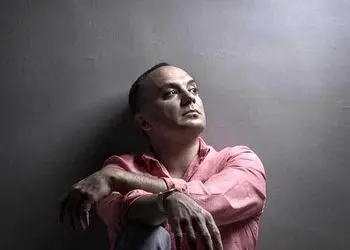 فیلم/ احسان کرمی هم به جمع غلط کردم‌ها پیوست: توی ایران هم خواننده بودم و مهمترین استیج ها رو من اجرا میکردم.../  پولم رو در می‌آوردم اما الان 3 سال طول کشید تا...!