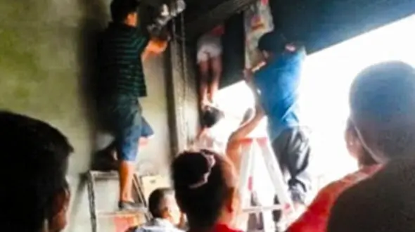 مرگ دلخراش کودک 7 ساله به خاطر گیر کردن لای کرکره مغازه+عکس حادثه