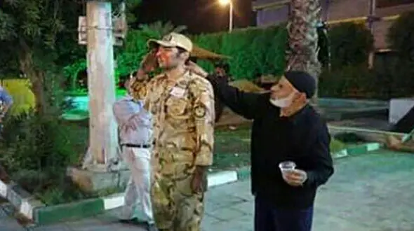 2 ساعت ادای احترام  یک سرباز نجات یافته آبادانی به احترام قربانیان اتوبوس سربازان+عکس