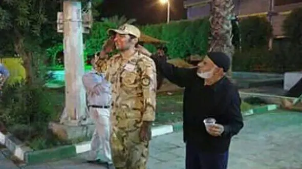 2 ساعت ادای احترام  یک سرباز نجات یافته آبادانی به احترام قربانیان اتوبوس سربازان+عکس