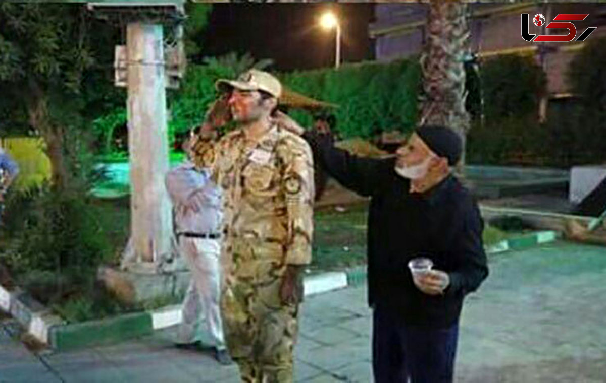 2 ساعت ادای احترام  یک سرباز نجات یافته آبادانی به احترام قربانیان اتوبوس سربازان+عکس