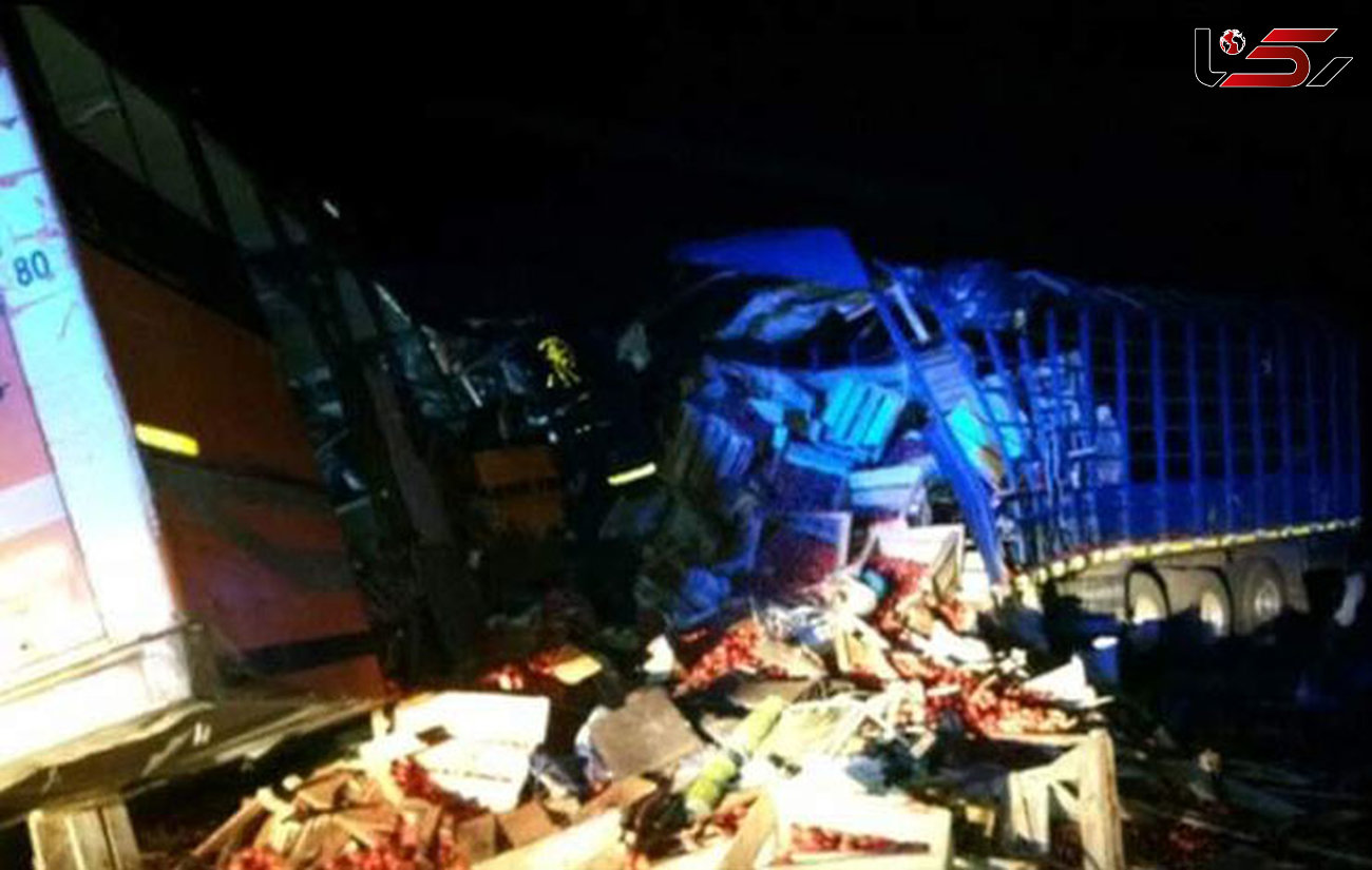 مرگ 71 مسافر غنایی در تصادف اتوبوس با کامیون گوجه