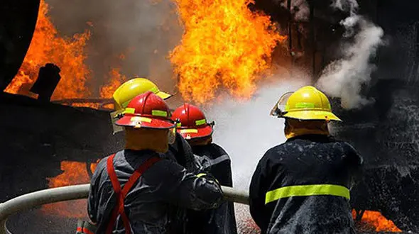 عملیات نجات 3 کودک از یک آتش سوزی بزرگ در مشهد / قایم‌باشک با آتش