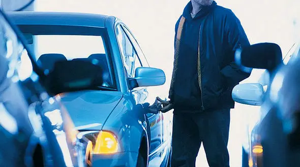 تمام شدن بنزین خودروی لوکس کار دست دزد سابقه دار داد